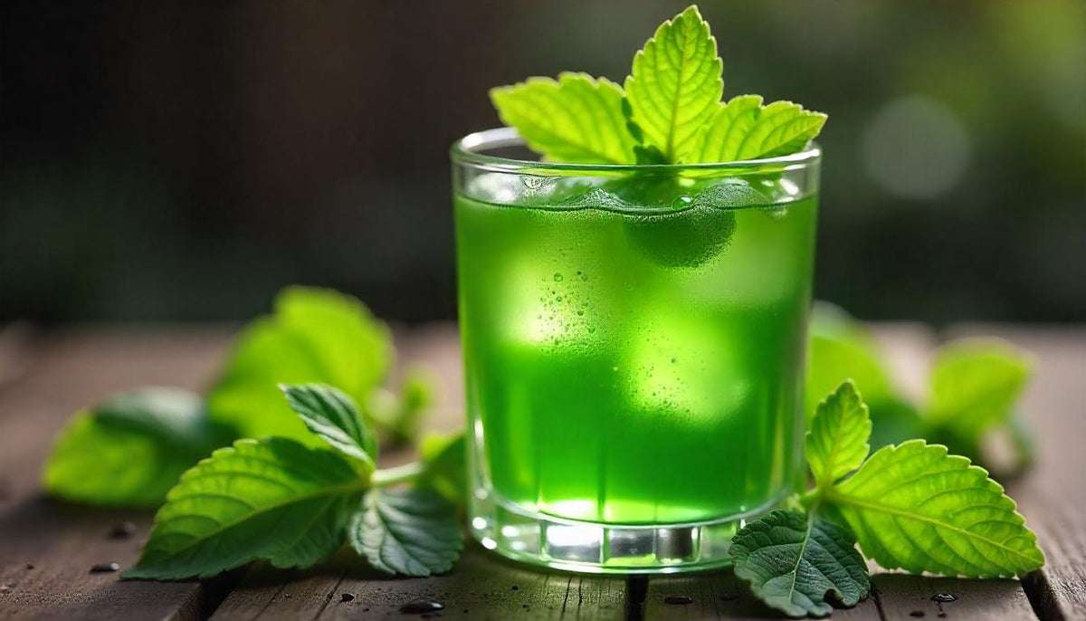 Succo di ortica con decorazione di foglie