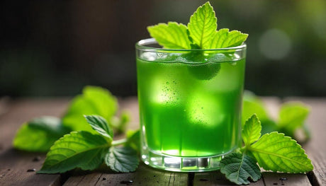 Jugo de ortiga con decoración de hoja